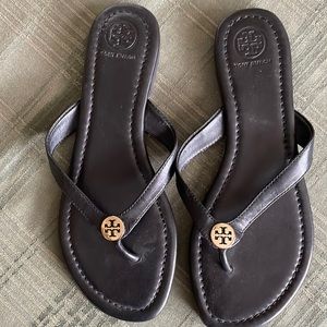 Tory Burch 8 leather flip flops